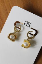 Load image into Gallery viewer, Shell &amp; Pearl Earrings
