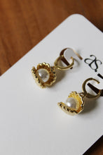 Load image into Gallery viewer, Shell &amp; Pearl Earrings
